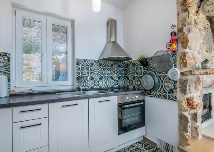 Miholascica 3 In Island By Guide Vila