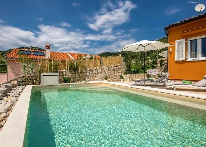 Miholascica 3 In Island By Guide Vila *