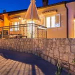 Miholascica 3 In Island By Guide Cres
